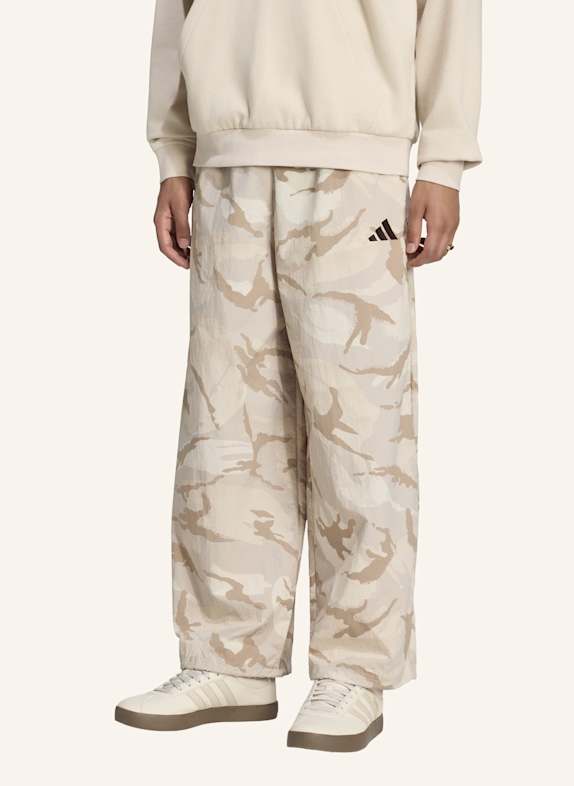 adidas SEASONAL ESSENTIALS PARACHUTE-HOSE, GEWEBT, CAMO BRAUN/ BEIGE