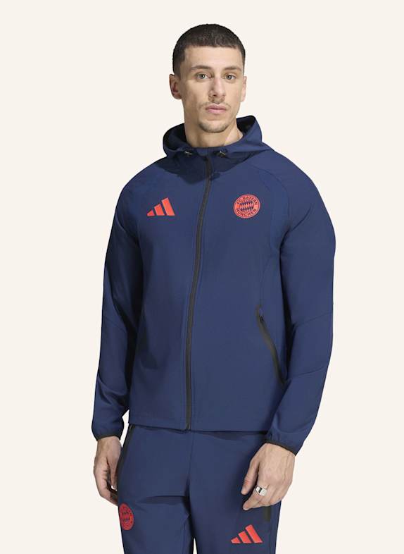 adidas FC BAYERN MÜNCHEN TIRO TRAVEL WINDBREAKER BLAU/ ROT