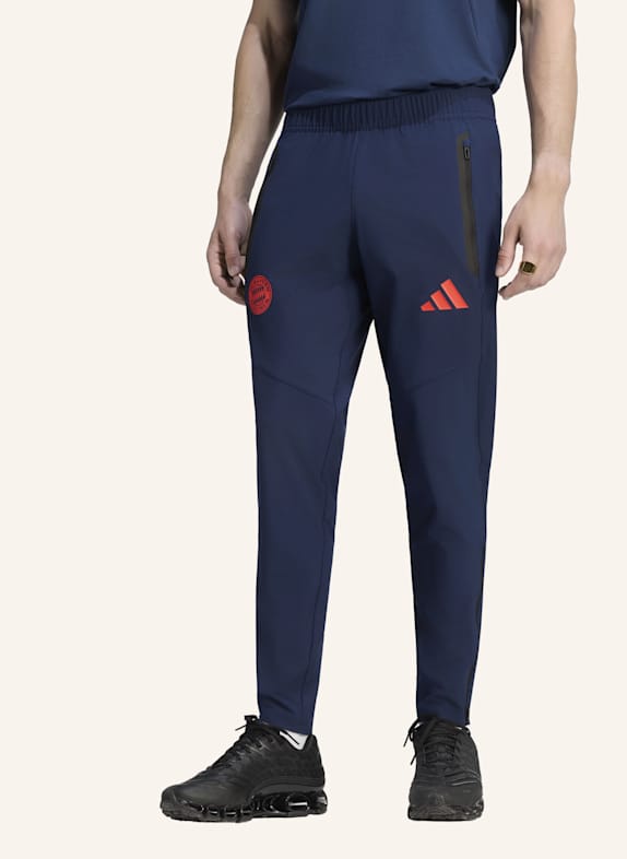 adidas FC BAYERN MÜNCHEN TIRO REISEHOSE BLAU/ ROT
