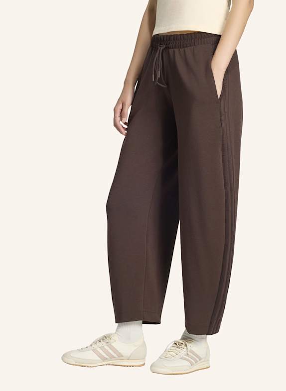adidas Originals HOSE, BARREL-LEG-FORM BRAUN