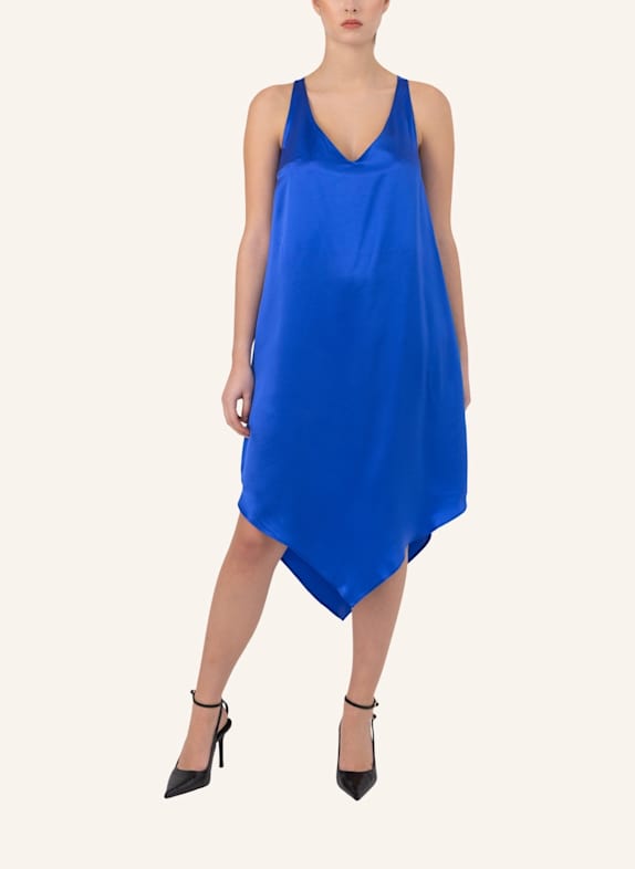 Helene Galwas Trägerkleid aus fließender Satinseide ILKA BLAU