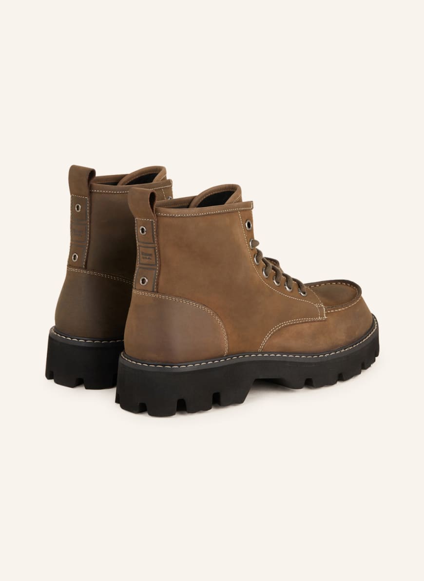 Brave gentleman shop worker boot