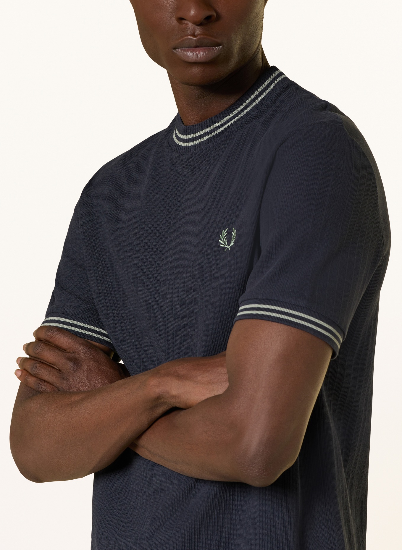 FRED PERRY tričko: TMAVĚ MODRÁ