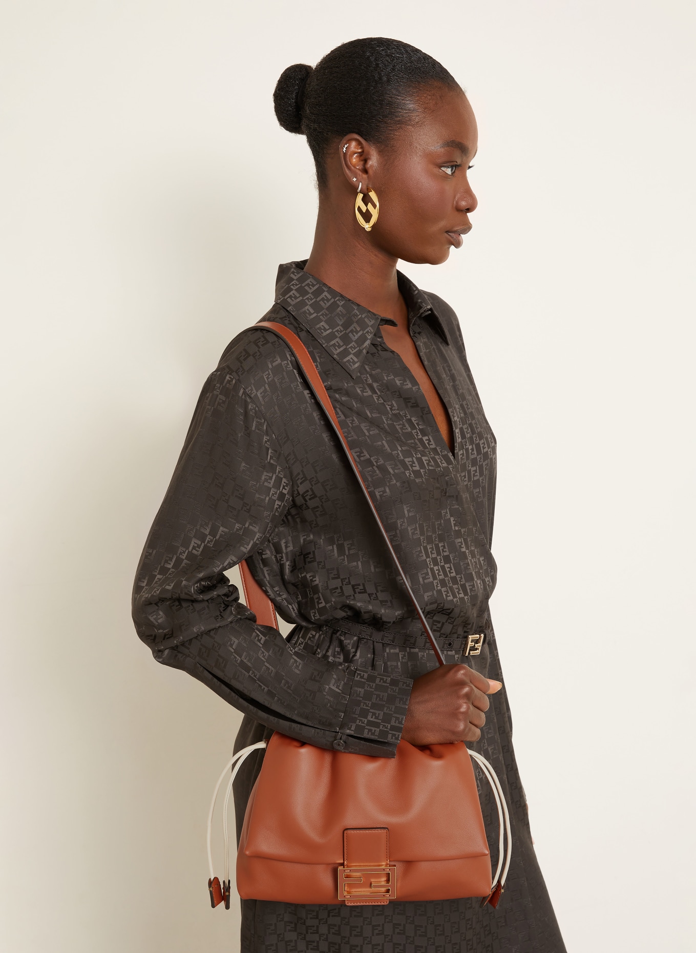 FENDI Torba na ramię MAMMA BAGUETTE MEDIUM: KONIAKOWY / ZŁOTY