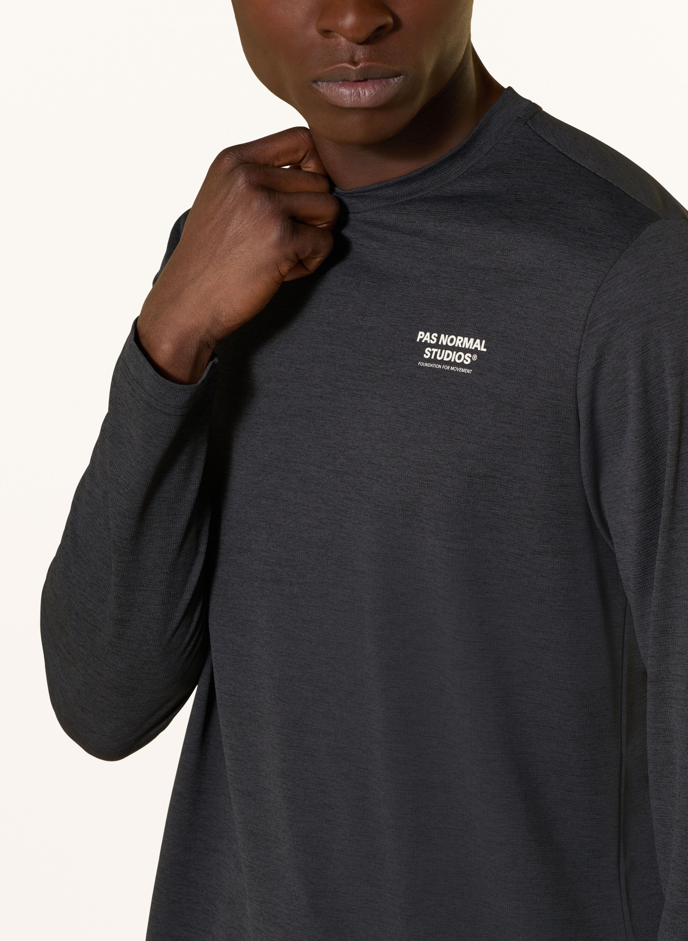 PAS NORMAL STUDIOS Laufshirt BALANCE: SCHWARZ