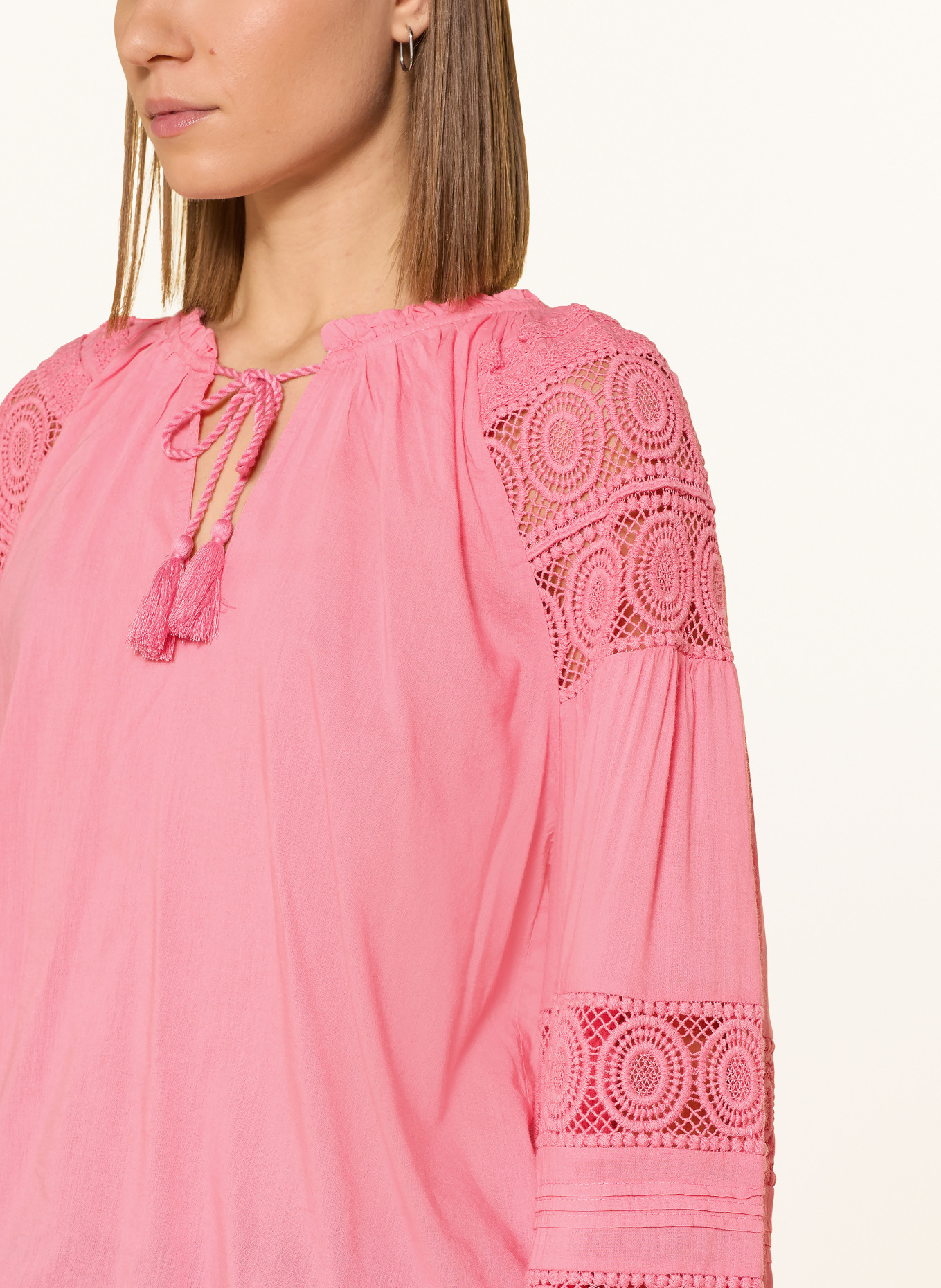 monari Bluse mit Lochspitze und Rüschen: NEONROSA