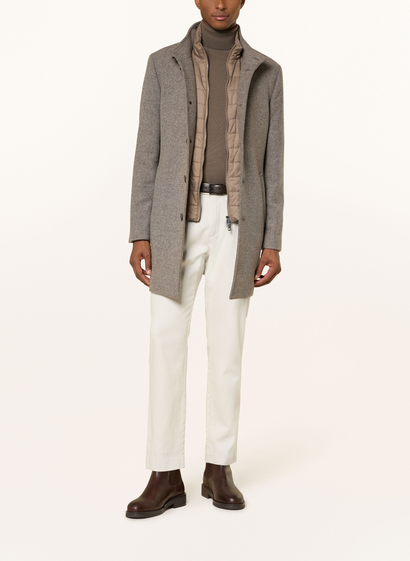 ROY ROBSON Mantel: BRAUN