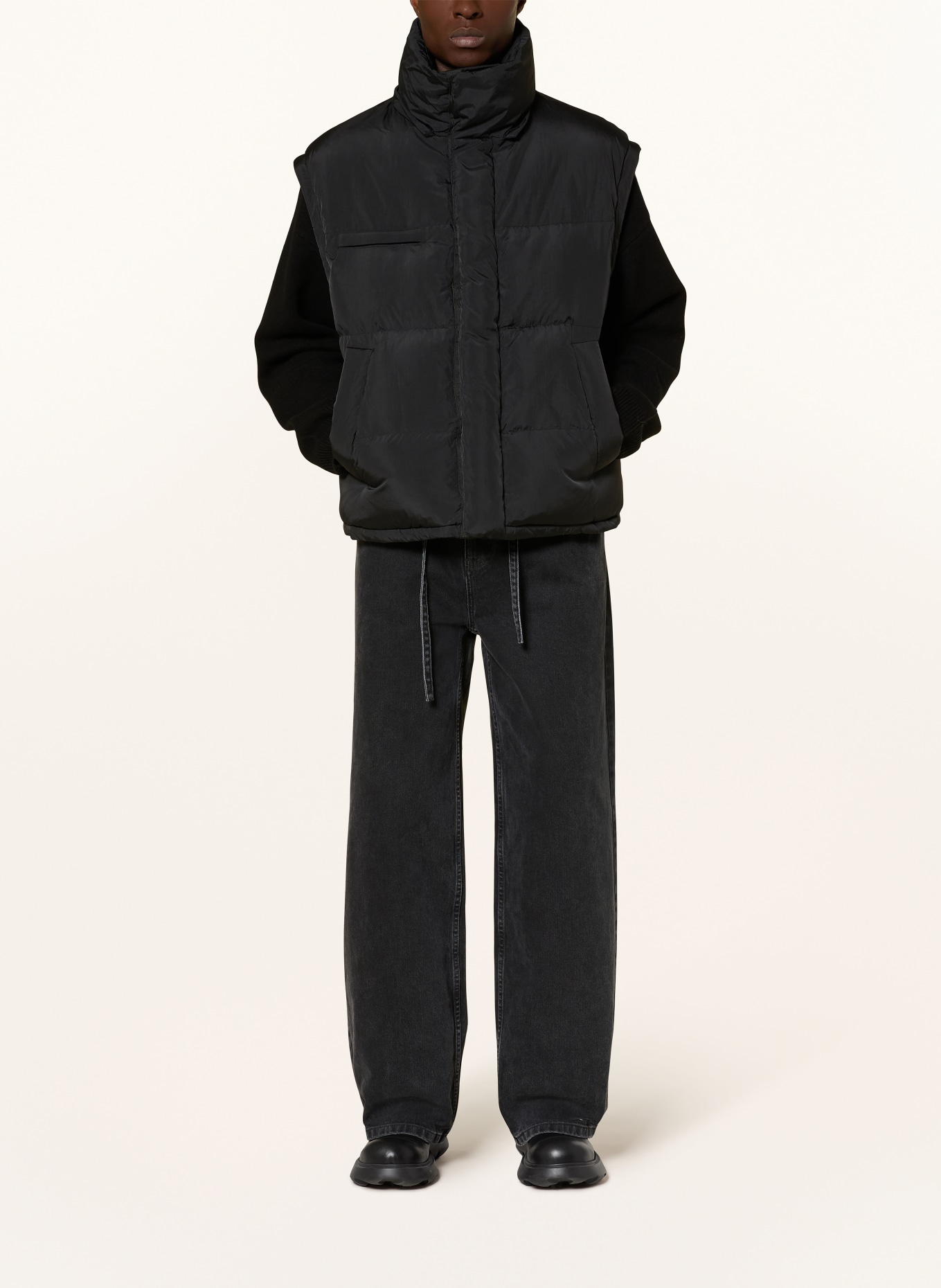 WRSTBHVR Oversized-Daunenjacke DAVE V2 mit abnehmbaren Ärmeln und Kapuze: SCHWARZ