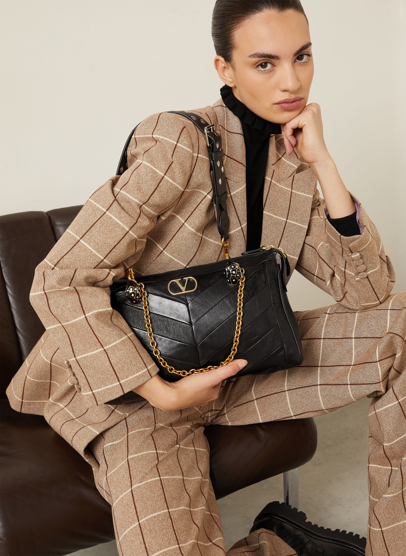 VALENTINO GARAVANI Torba na ramię GROWL: CZARNY