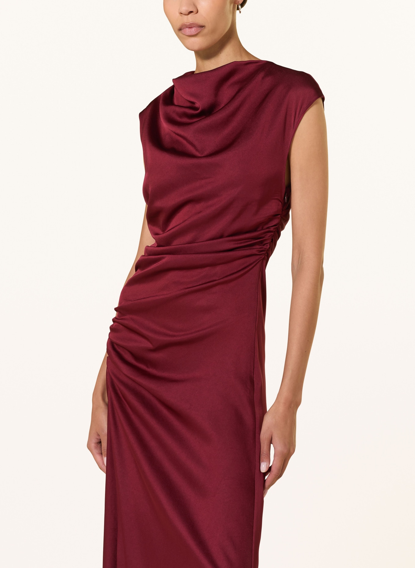 SIMKHAI Satinkleid BURKE: DUNKELROT
