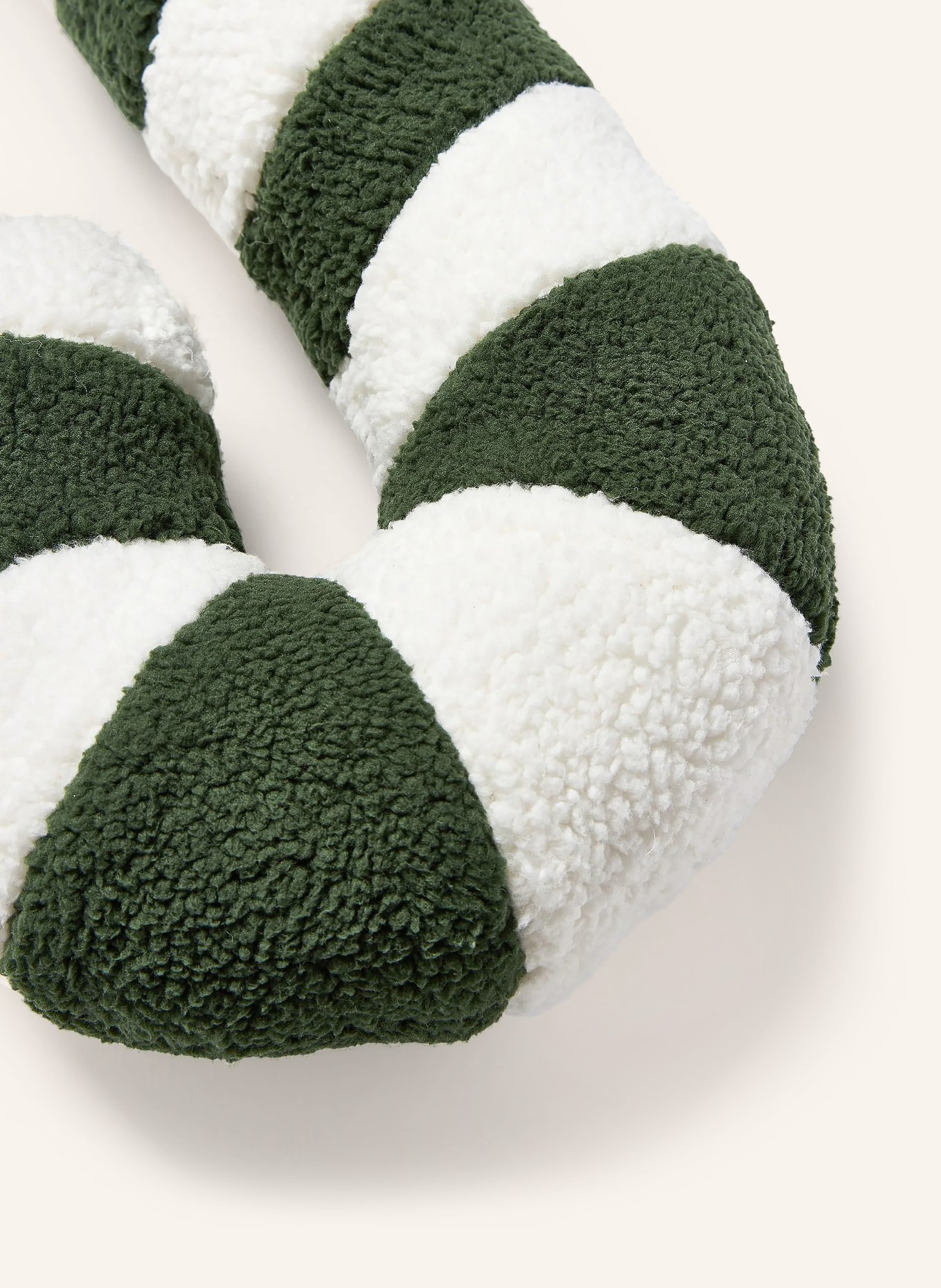 Westwing Collection Dekokissen SUGAR aus Teddyfell: DUNKELGRÜN / WEISS