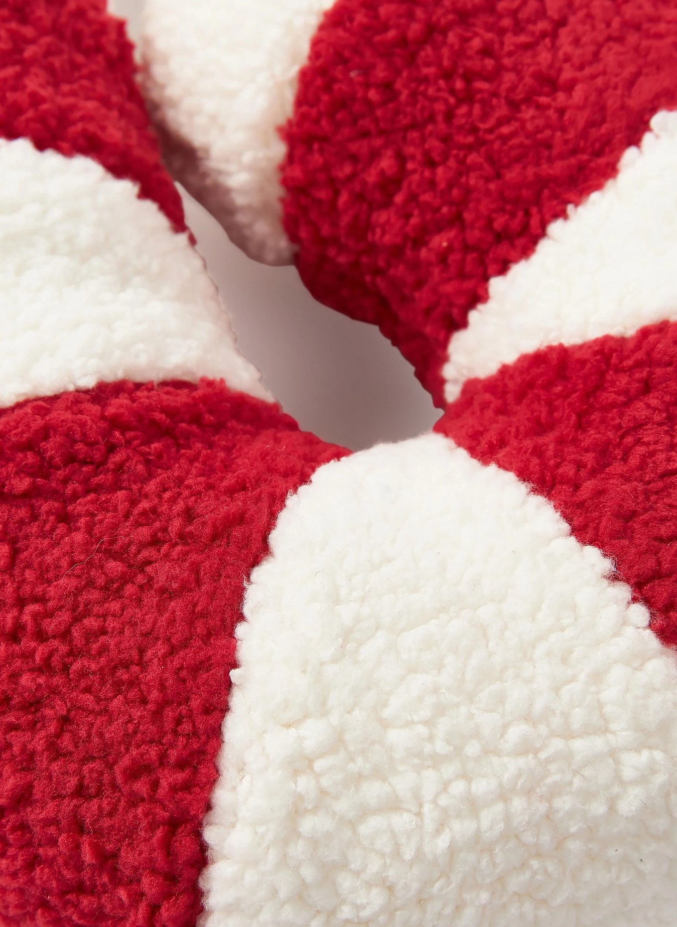 Westwing Collection Poduszka dekoracyjna SUGAR z futerka teddy: CZERWONY / BIAŁY