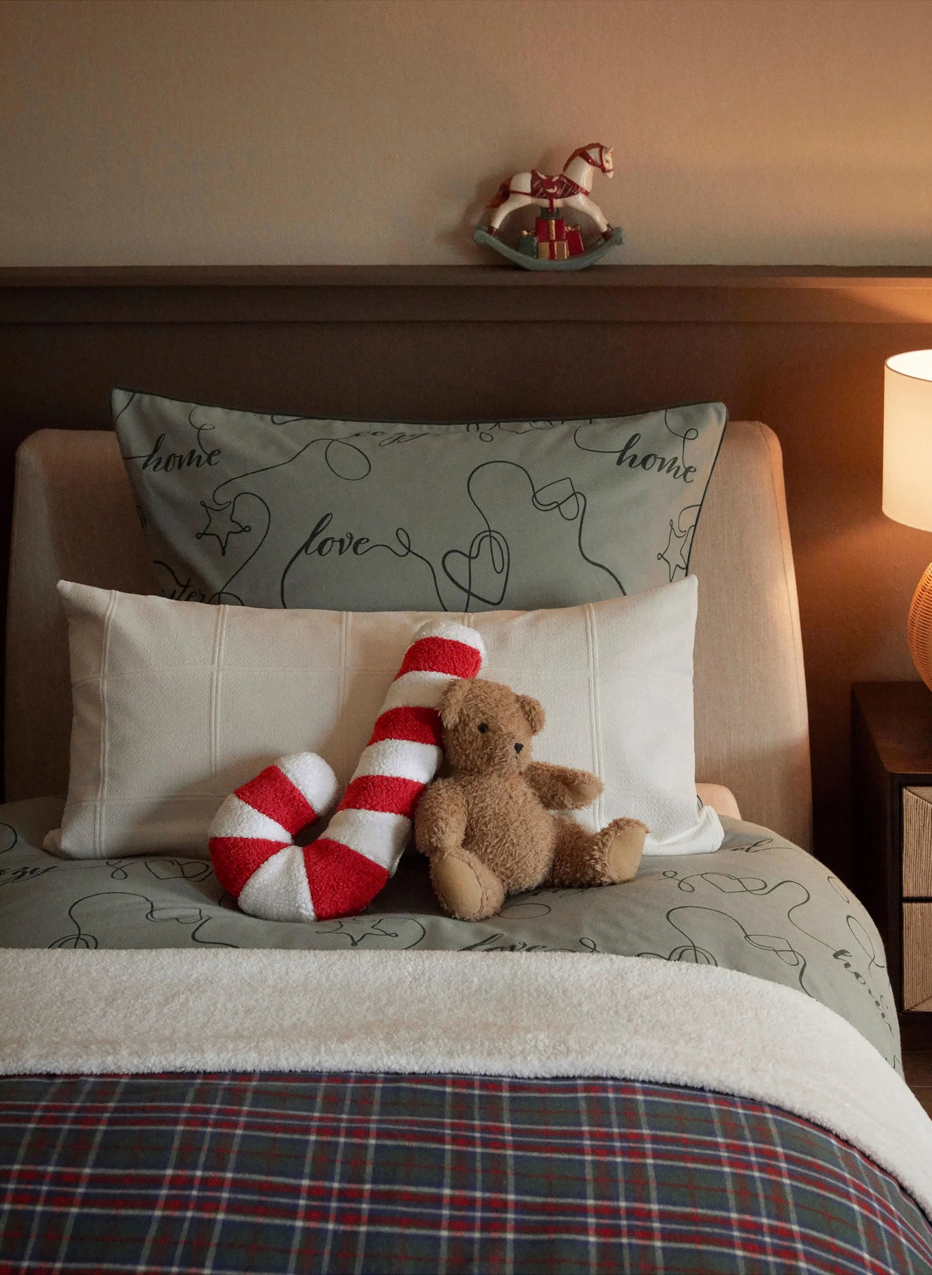 Westwing Collection Poduszka dekoracyjna SUGAR z futerka teddy: CZERWONY / BIAŁY