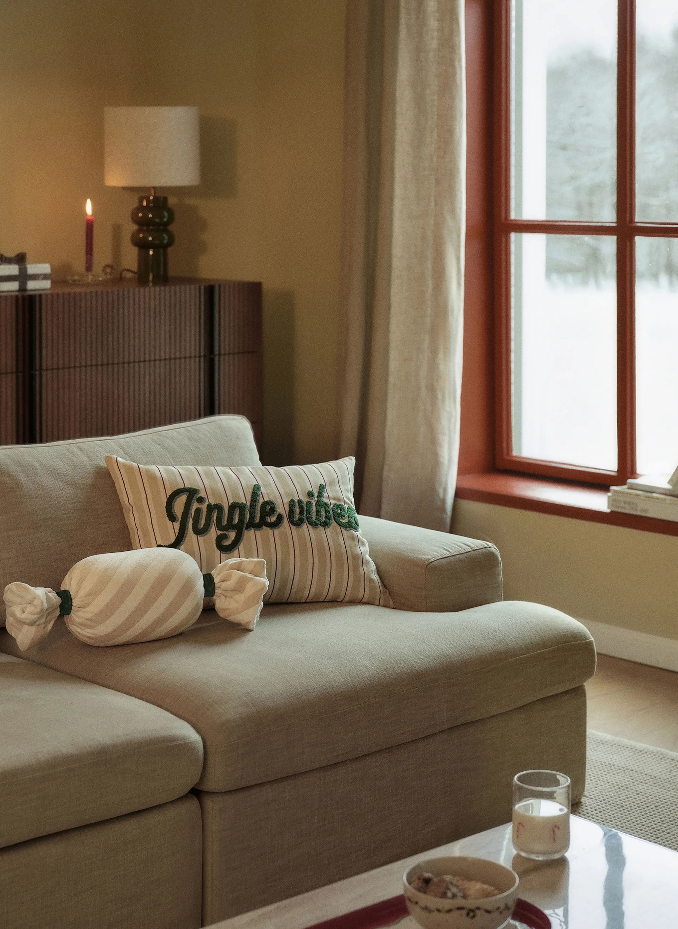 Westwing Collection Dekokissen BOMBOM aus Samt: BEIGE / WEISS