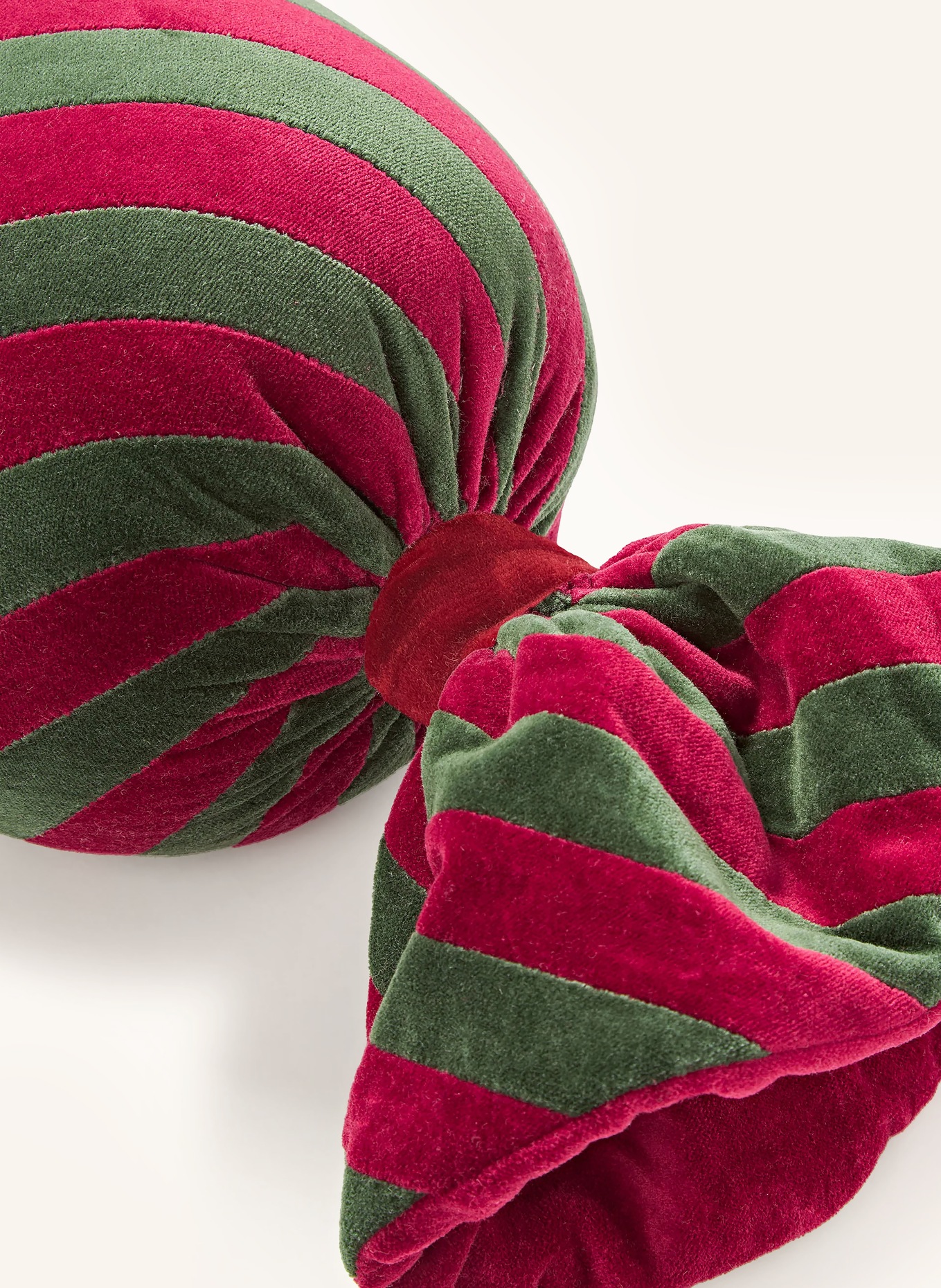 Westwing Collection Dekokissen BOMBOM aus Samt: DUNKELROT / DUNKELGRÜN