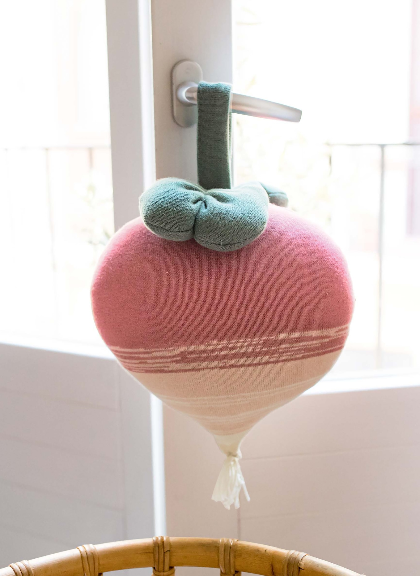 LORENA CANALS Coussin décoratif RAMONA THE RADISH: ROUGE CLAIR / CRÈME / GROEN