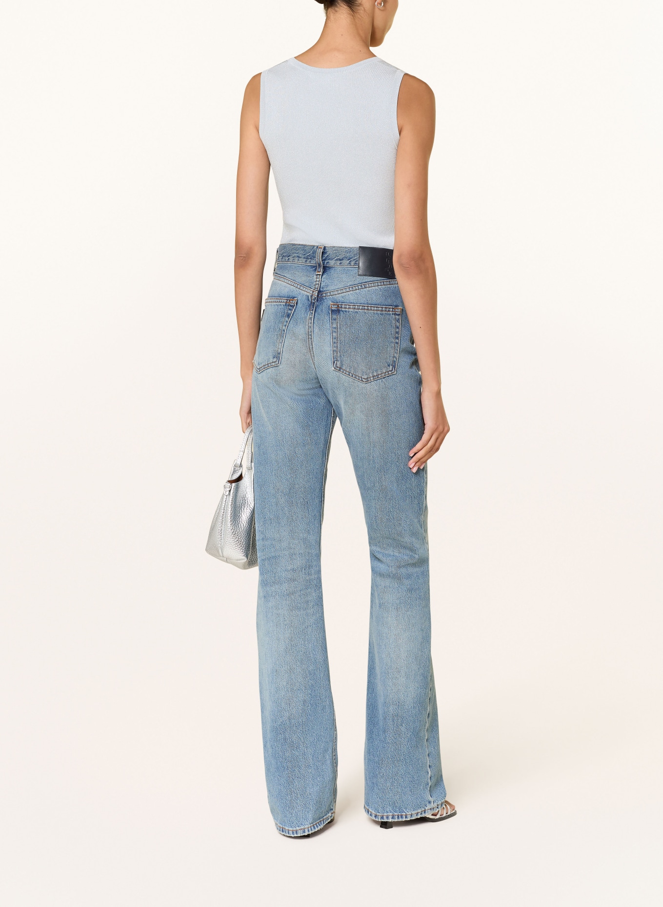 (THE MERCER) N.Y. Stricktop mit Glitzergarn: HELLBLAU