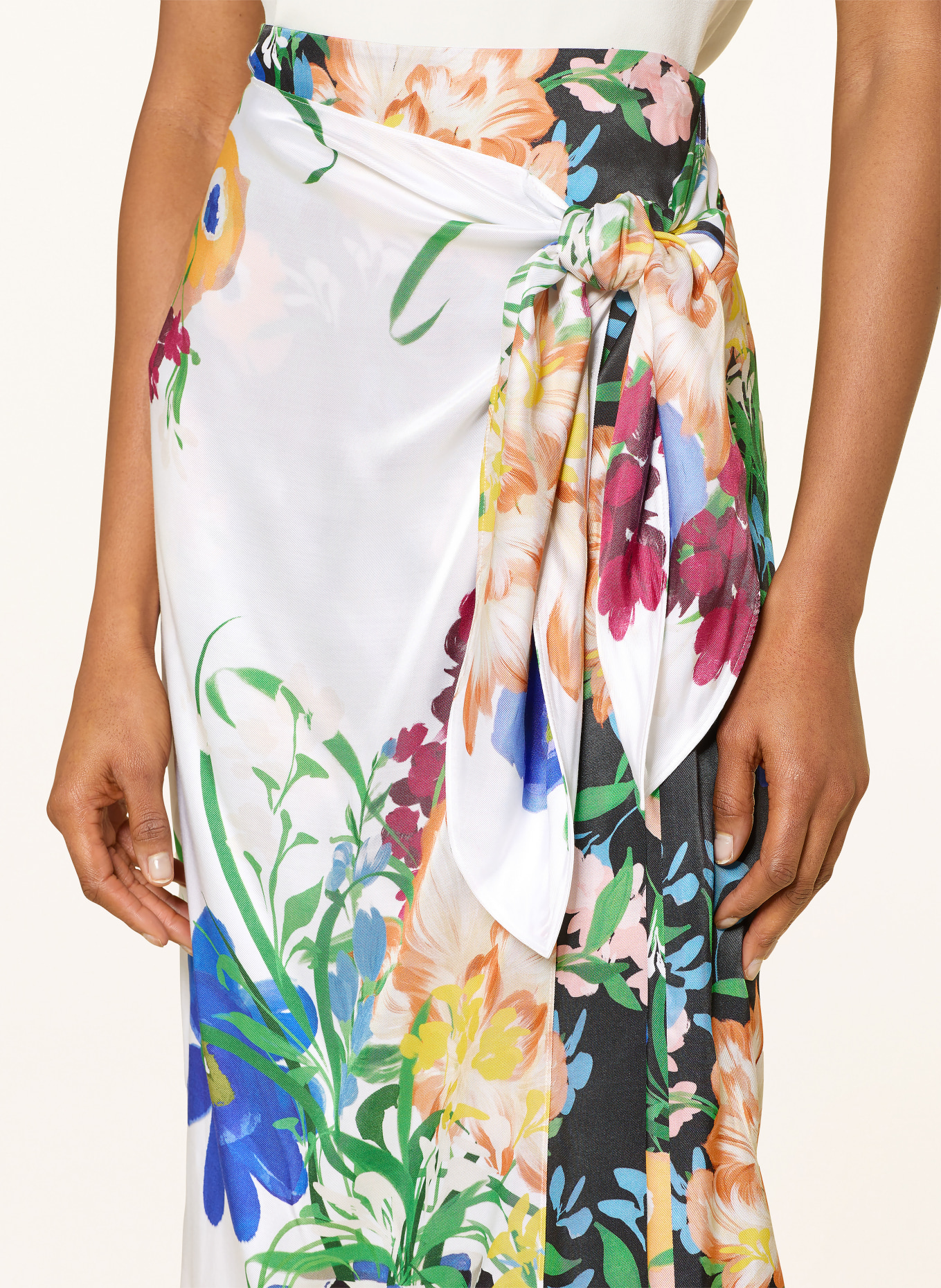 TED BAKER Satinrock ALLMIA in Wickeloptik: WEISS / BLAU / SCHWARZ