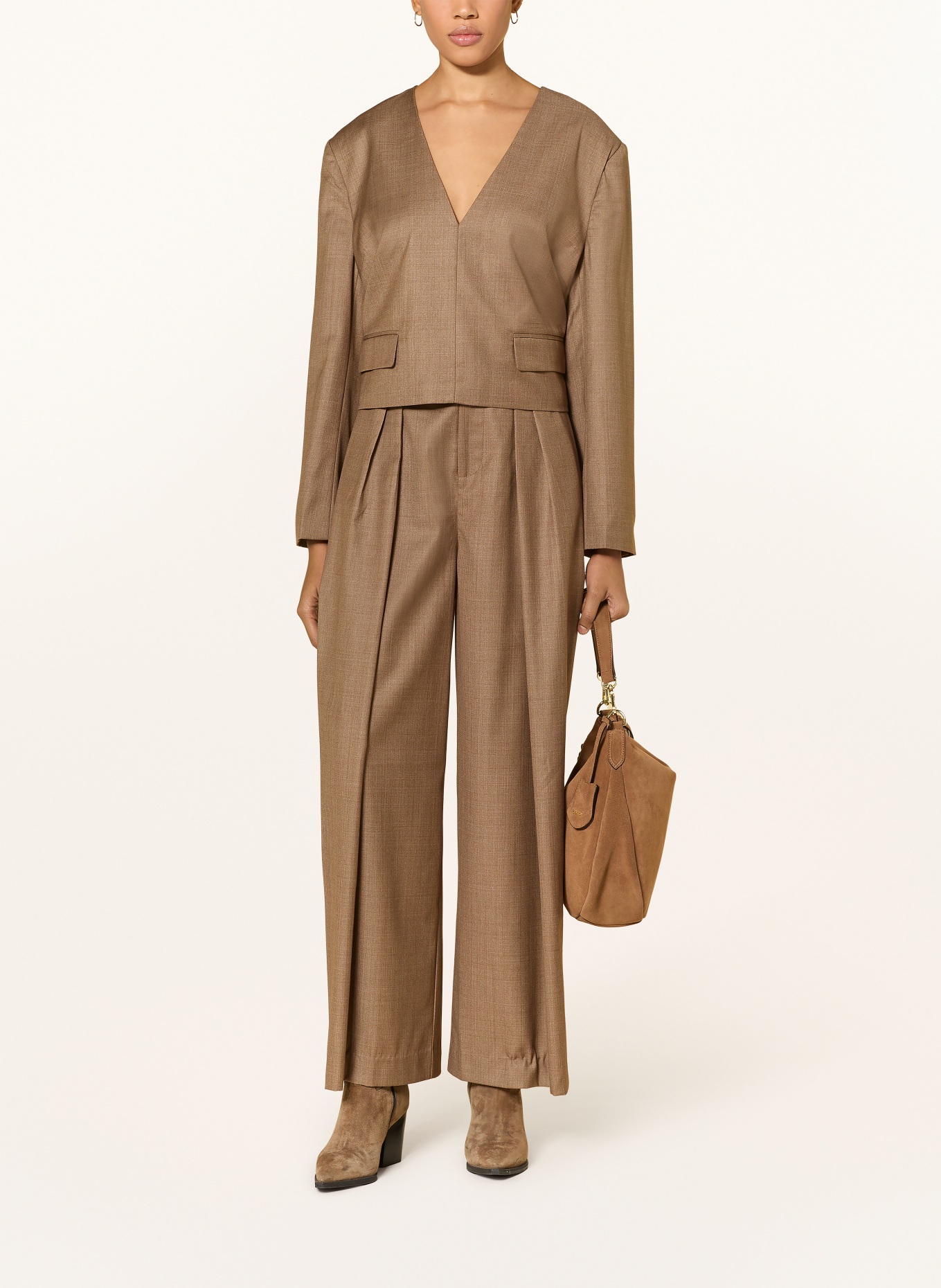 GESTUZ Sako GZSCHANY: HNĚDÁ