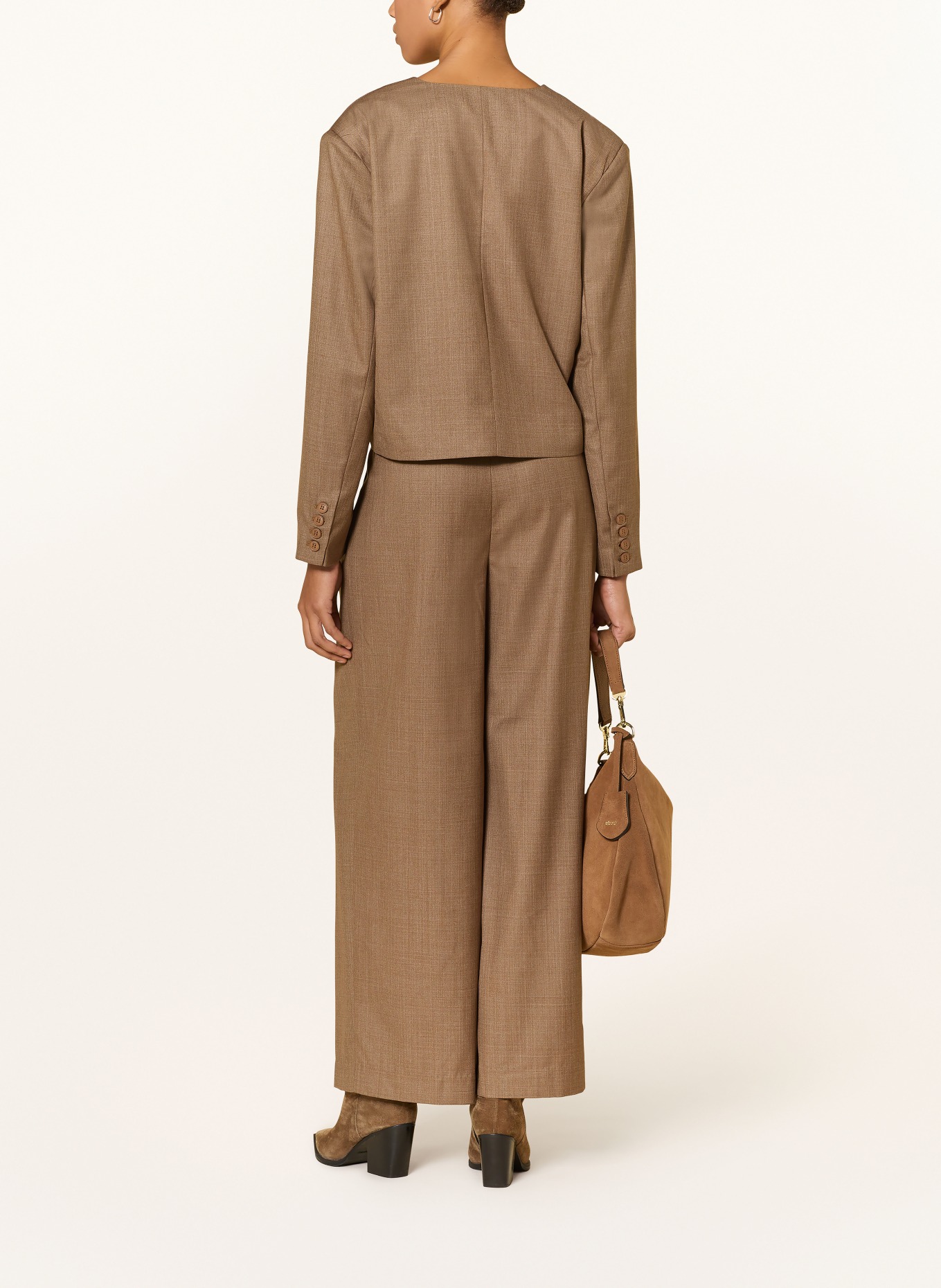 GESTUZ Sako GZSCHANY: HNĚDÁ