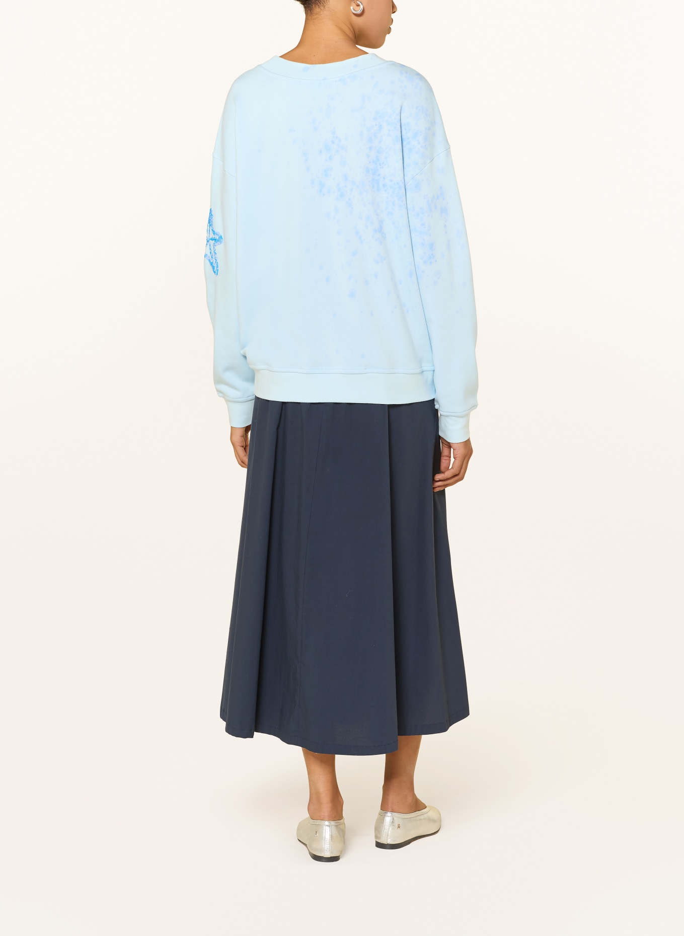 yippie hippie Sweatshirt with sequins: LIGHT BLUE