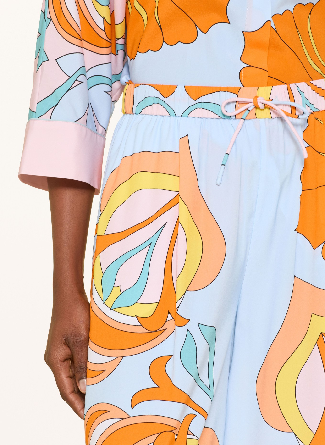 HERZENS Pantalon Marlene en soie: BLEU CLAIR / ORANGE / JAUNE