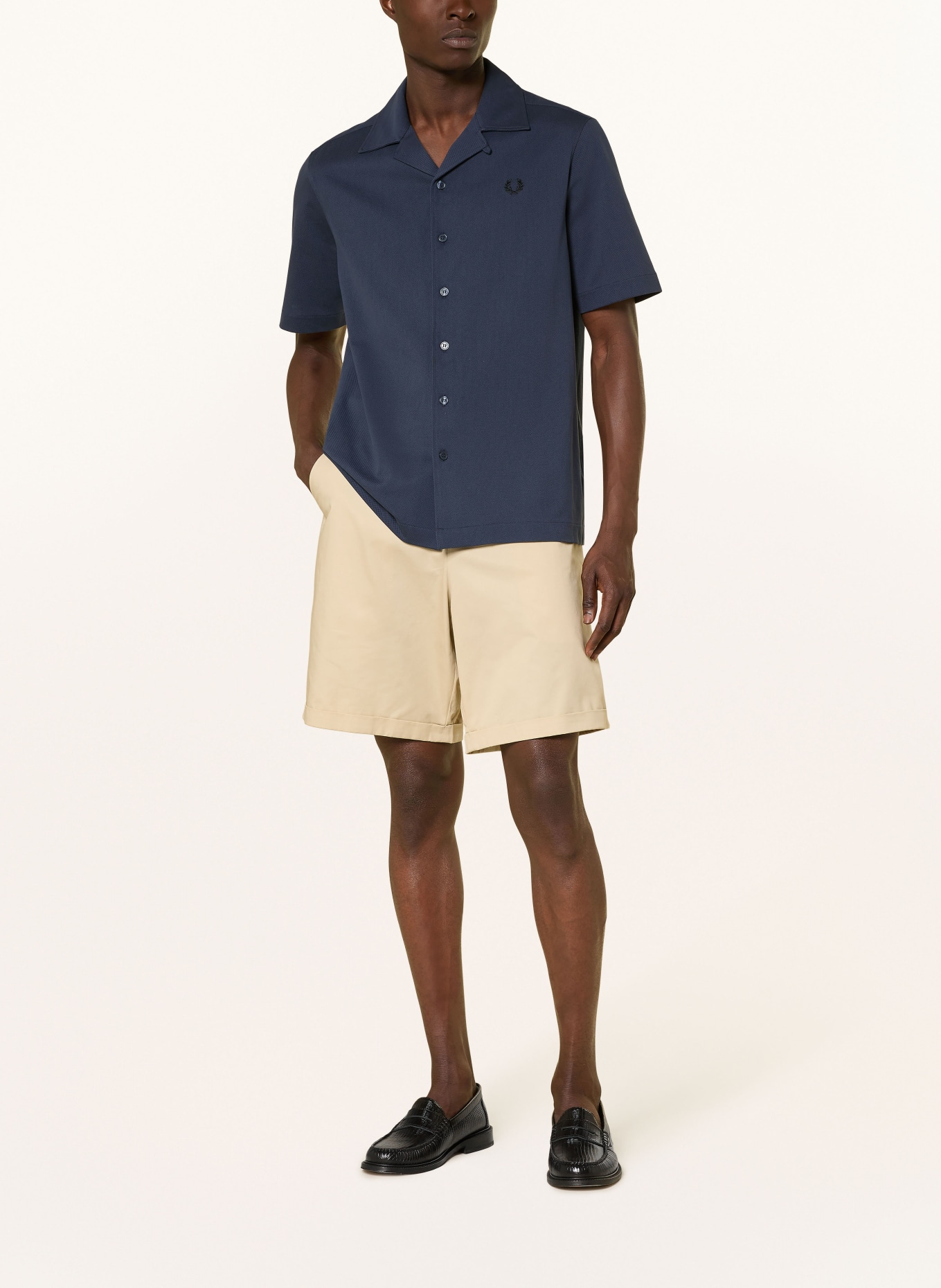 FRED PERRY Shorts: CREME