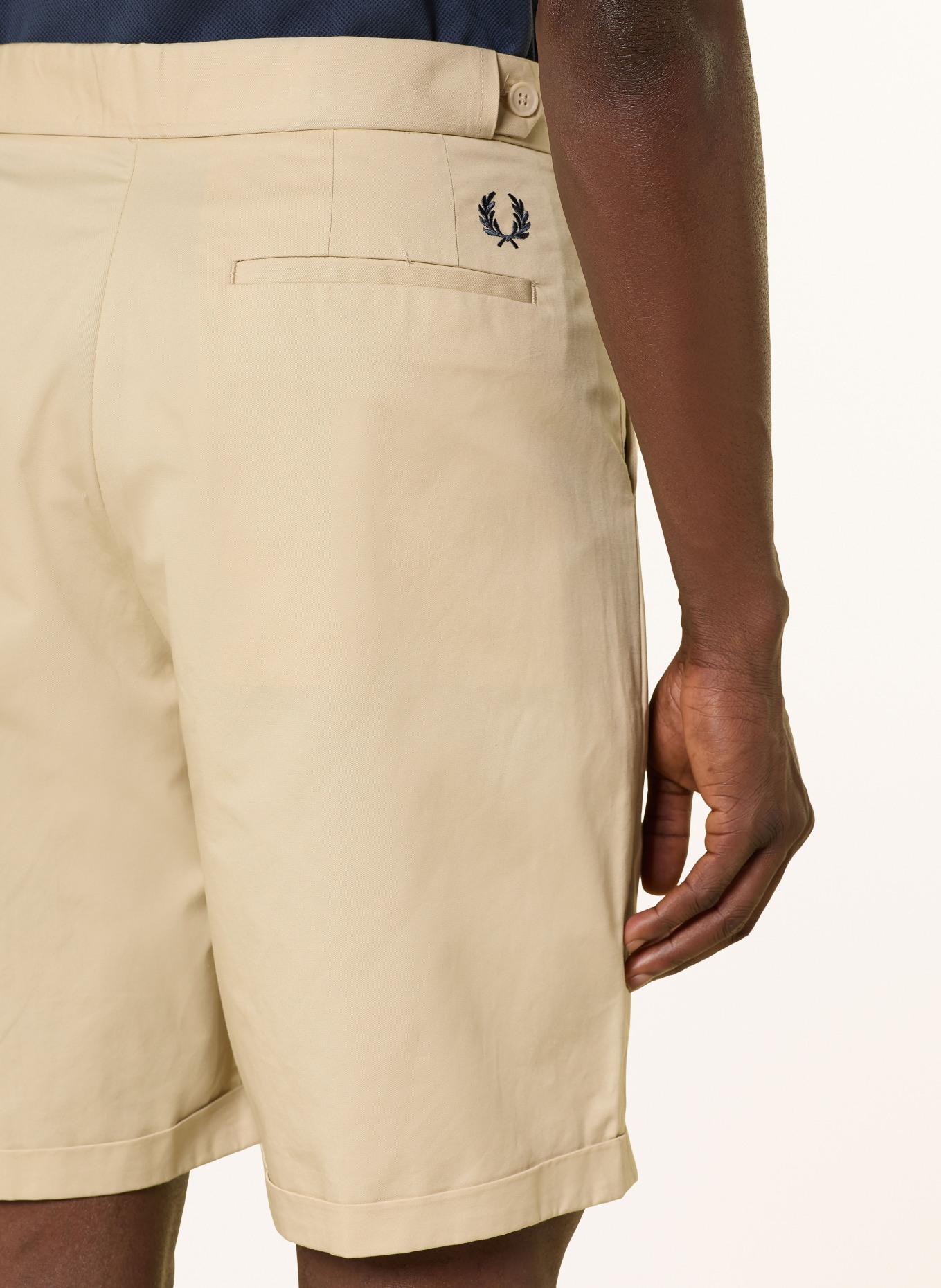 FRED PERRY Shorts: CREME