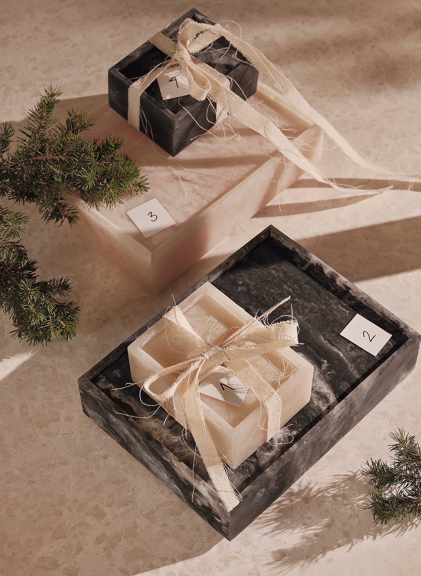 Ferm LIVING Pojemnik do przechowywania MIST: ŁOSOSIOWY / BIAŁY