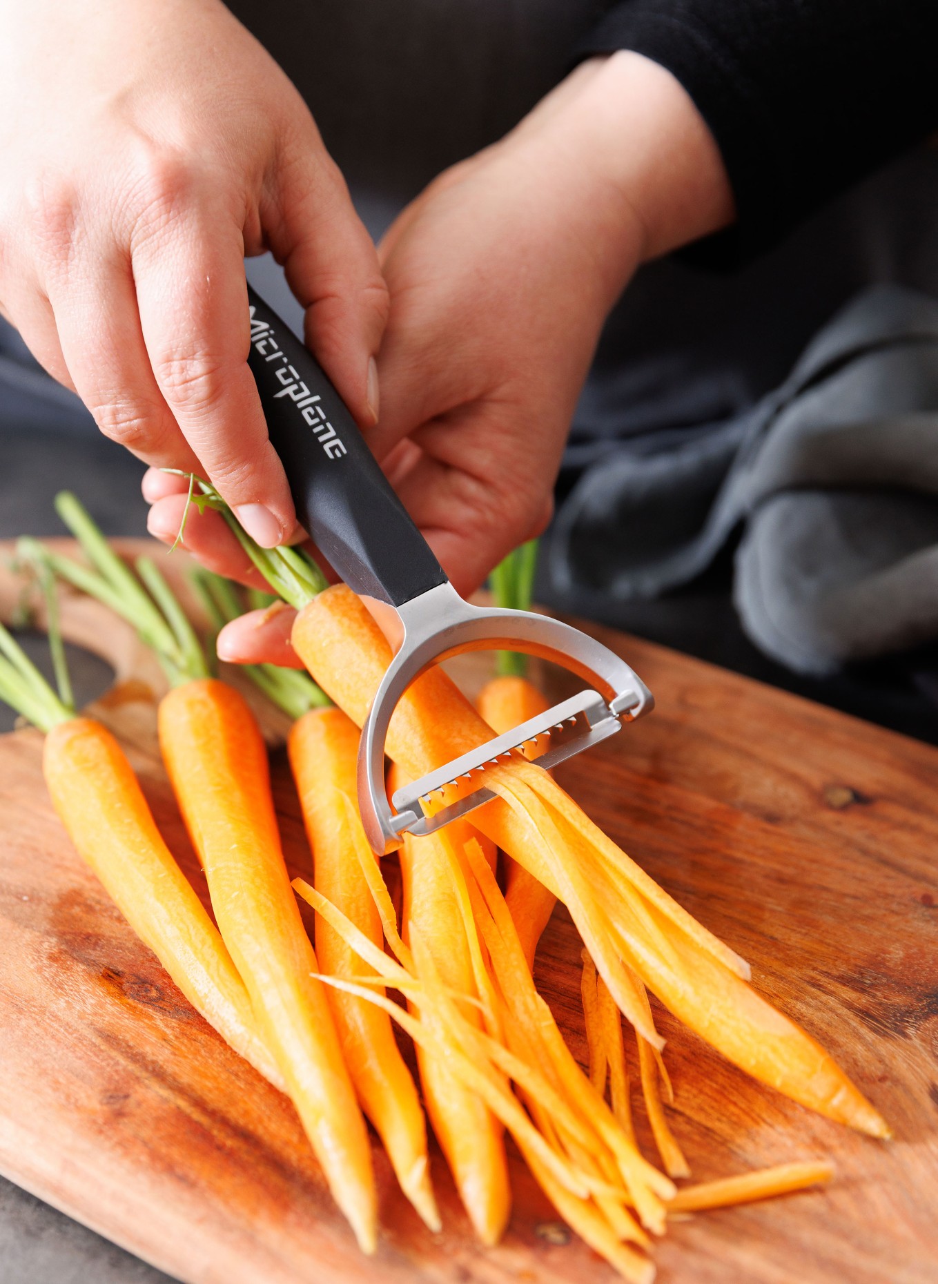 Microplane Gemüseschäler: SCHWARZ / SILBER