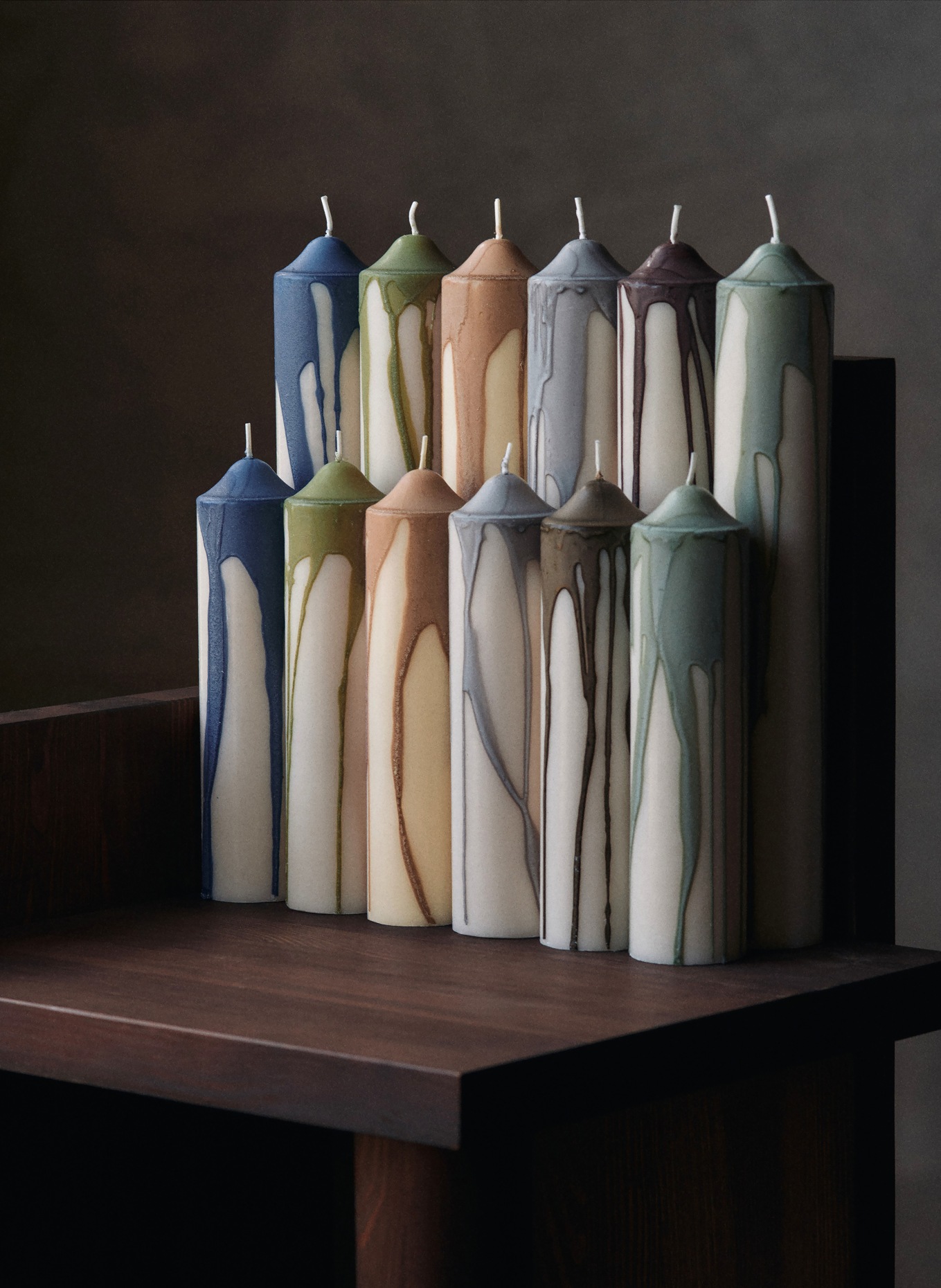 Ferm LIVING Świeca walcowa DRYP: BIAŁY / BEŻOWY