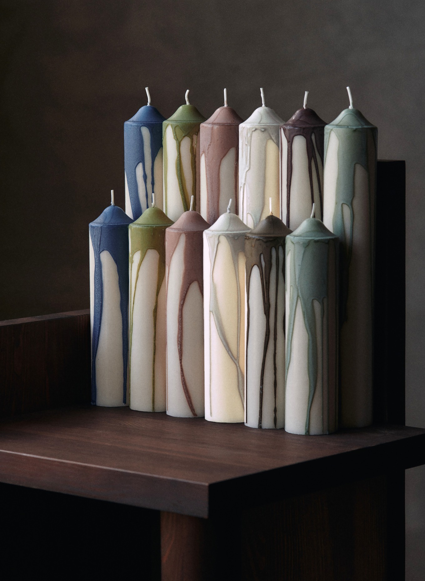 Ferm LIVING Świeca walcowa DRYP: BIAŁY / SZARY