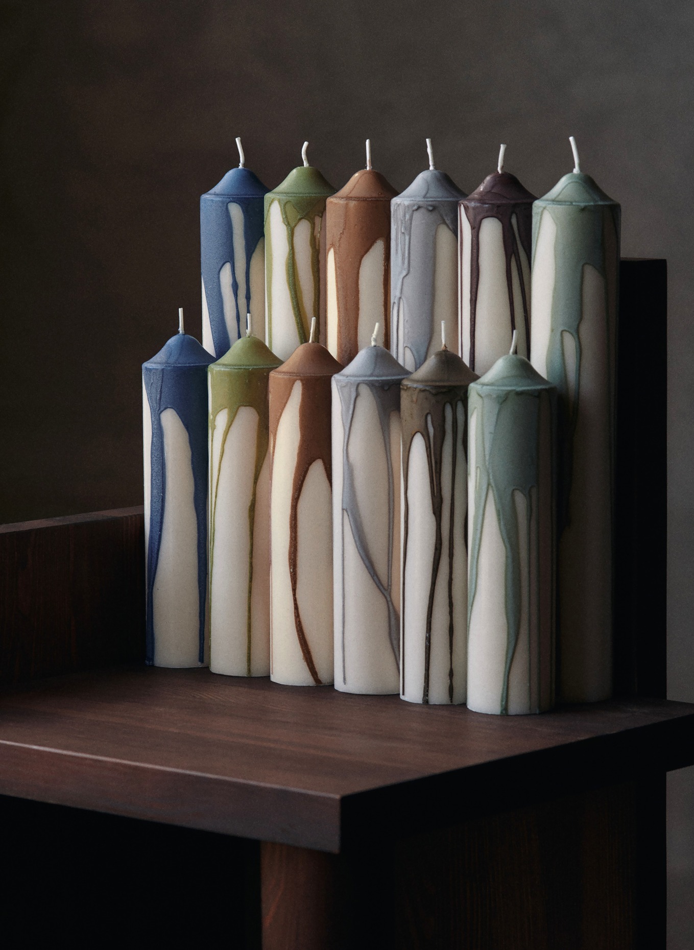 Ferm LIVING Świeca walcowa DRYP: BIAŁY / CIEMNOBRĄZOWY