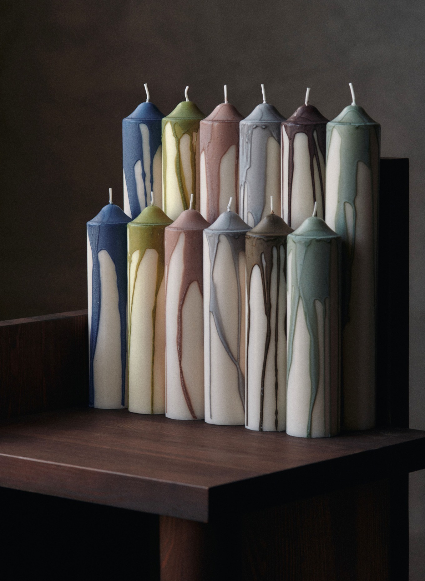 Ferm LIVING Świeca walcowa DRYP: BIAŁY / OLIWKOWY