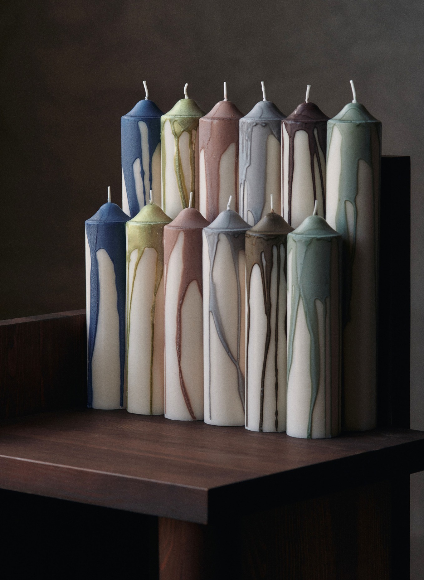 Ferm LIVING Świeca walcowa DRYP: BIAŁY / JASNOZIELONY