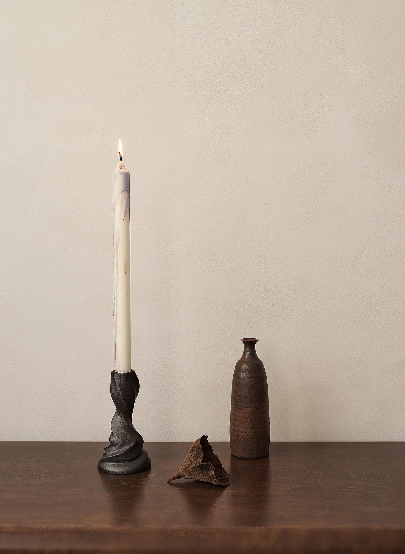 Ferm LIVING Sada 2 tyčových svíček DRYP: BÍLÁ / RŮŽOVÁ