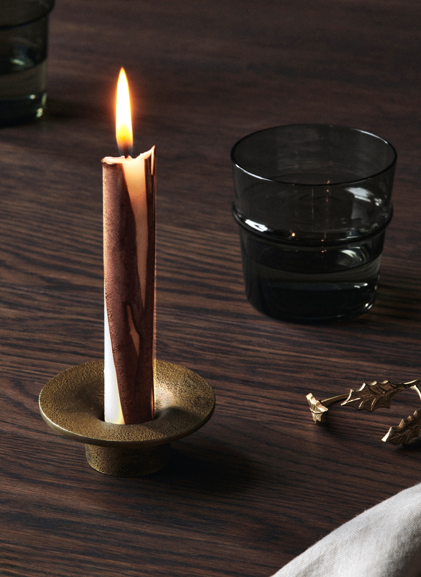 Ferm LIVING Sada 2 tyčových svíček DRYP: BÍLÁ / TMAVĚ HNĚDÁ