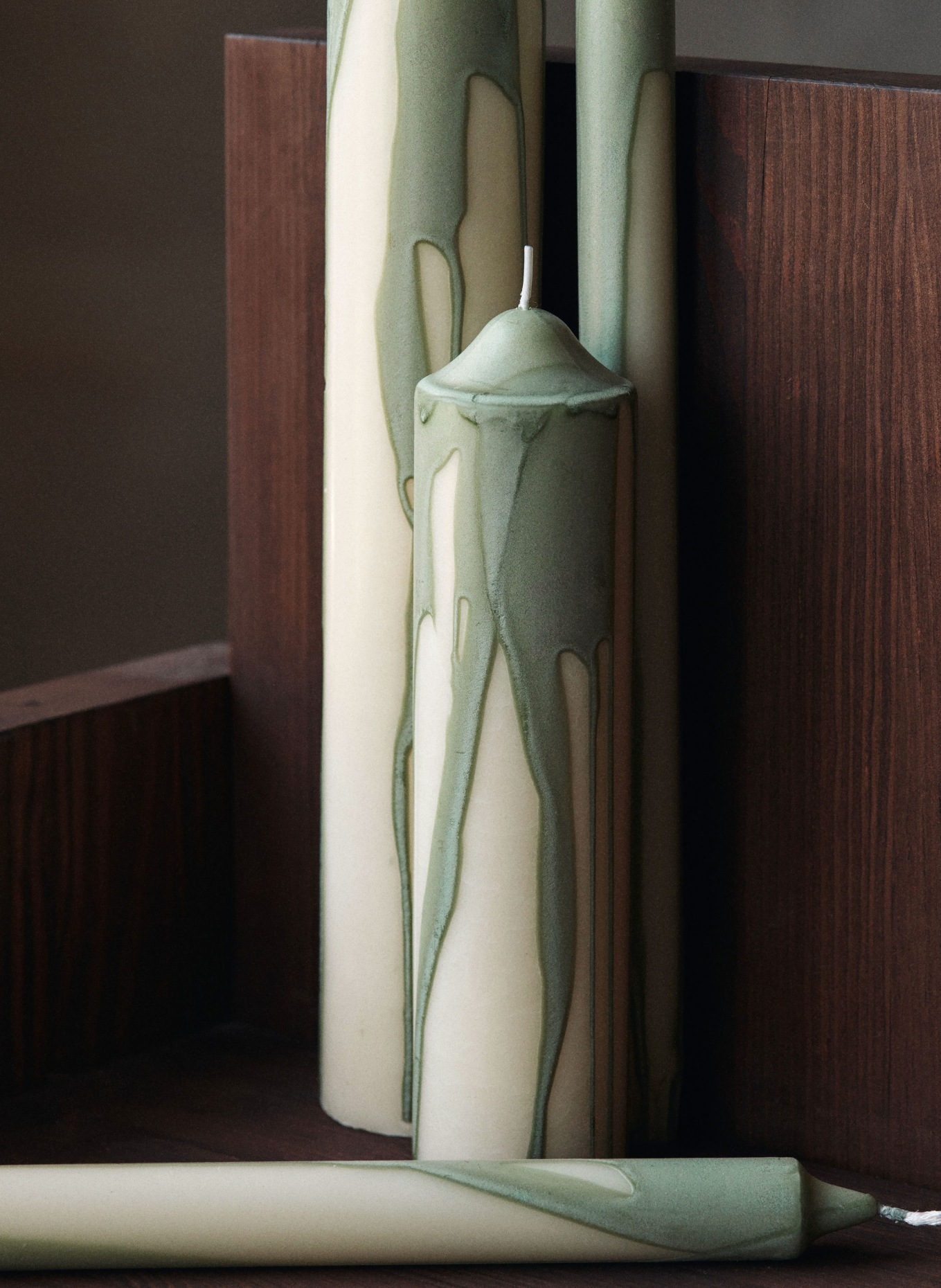 Ferm LIVING Sada 2 tyčových svíček DRYP: BÍLÁ / SVĚTLE ZELENÁ