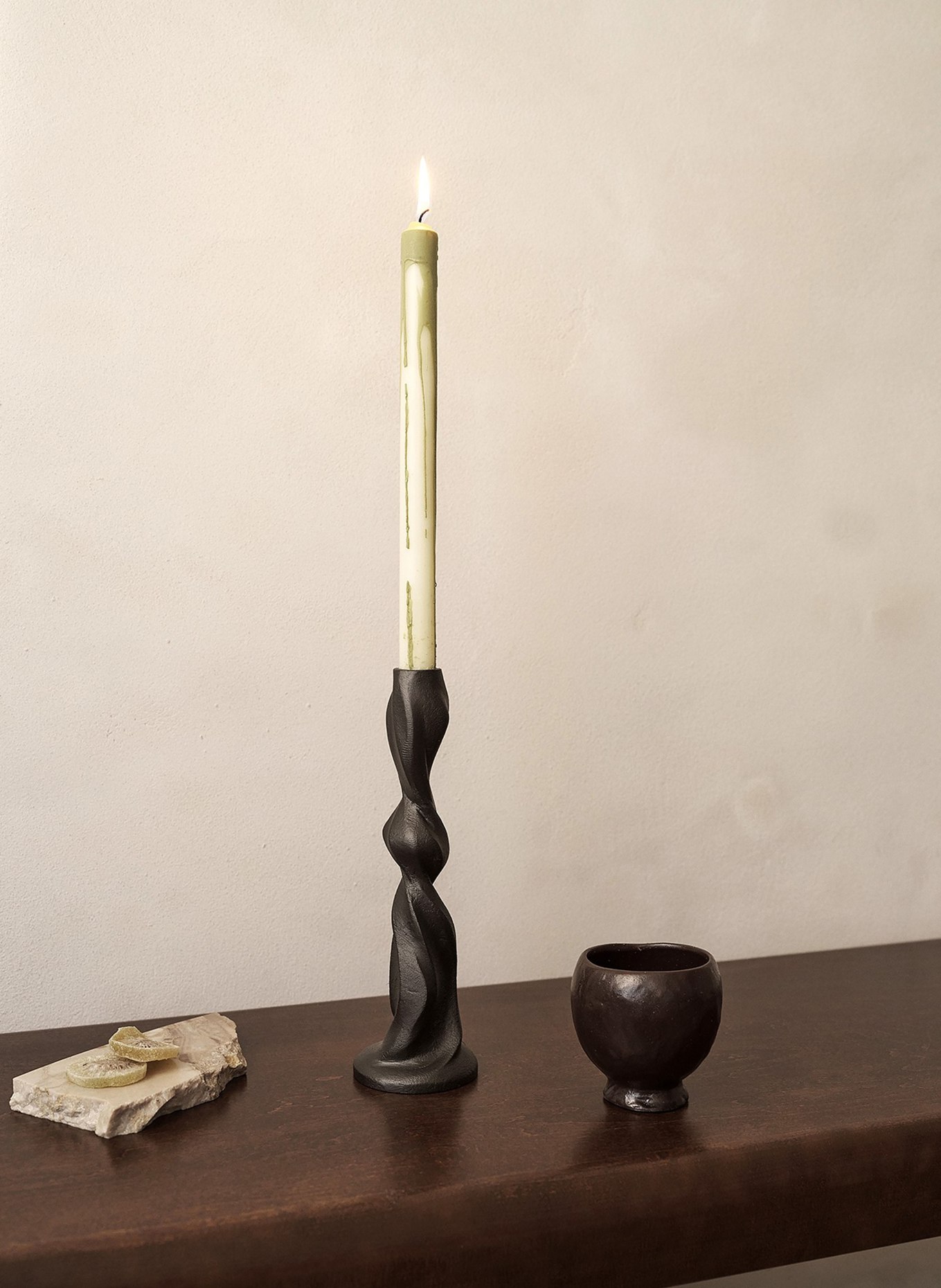 Ferm LIVING Sada 2 tyčových svíček DRYP: BÍLÁ / OLIVOVÁ