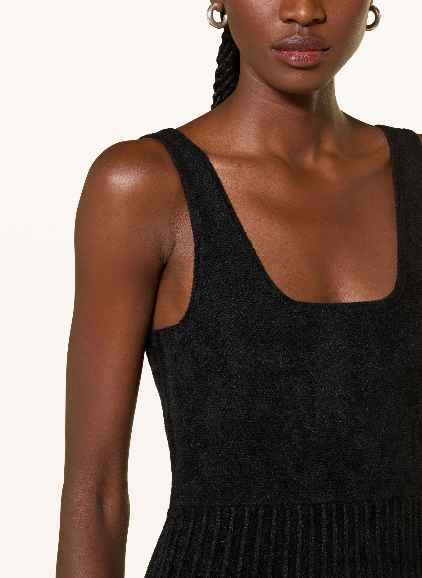 SANDRO Kleid mit Schmucksteinen: SCHWARZ