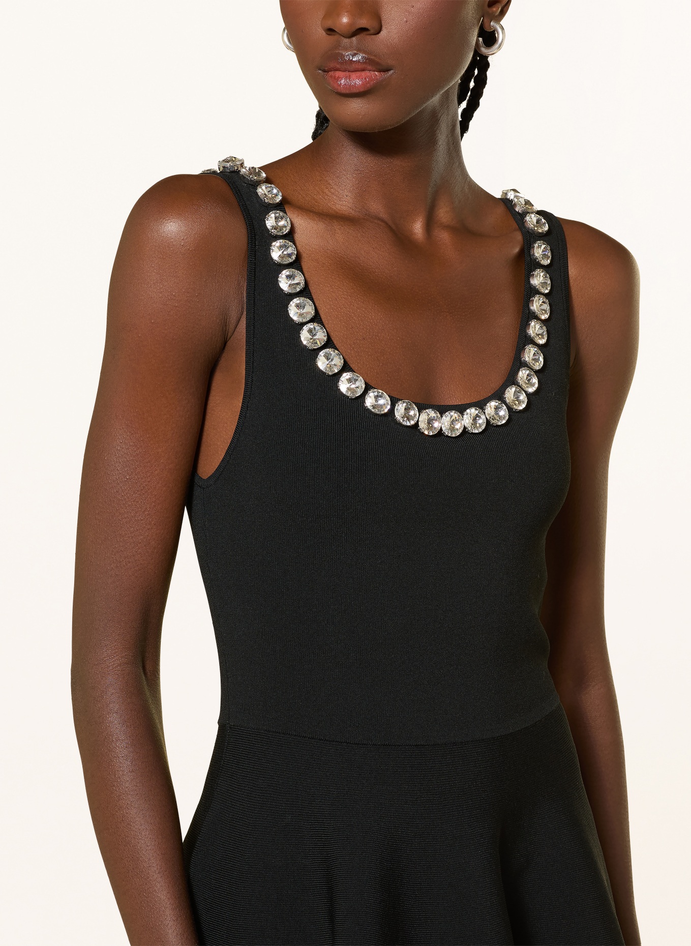 SANDRO Kleid mit Schmucksteinen: SCHWARZ