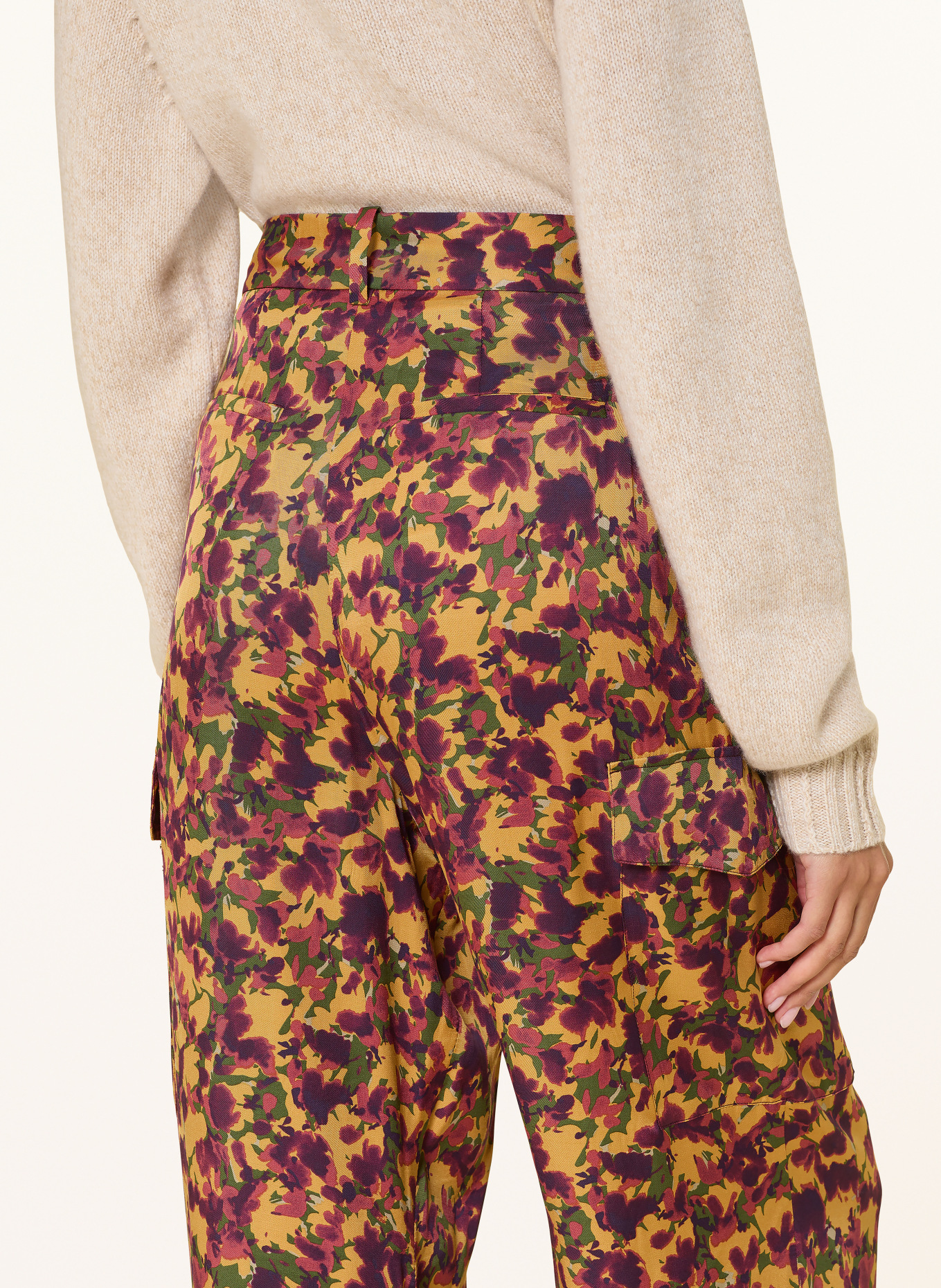 ba&sh Cargohose NARY aus Satin: DUNKELGELB / DUNKELLILA / GRÜN