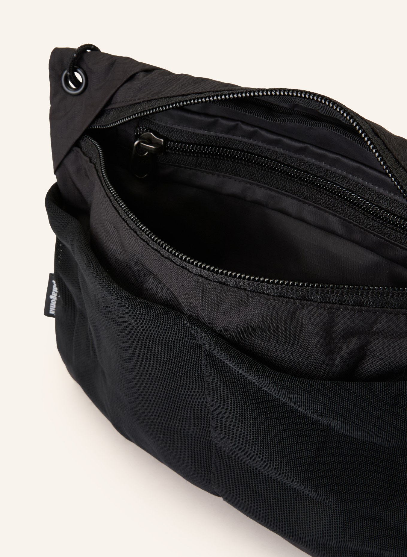 patagonia Taška přes rameno TERRAVIA SACOCHE: ČERNÁ