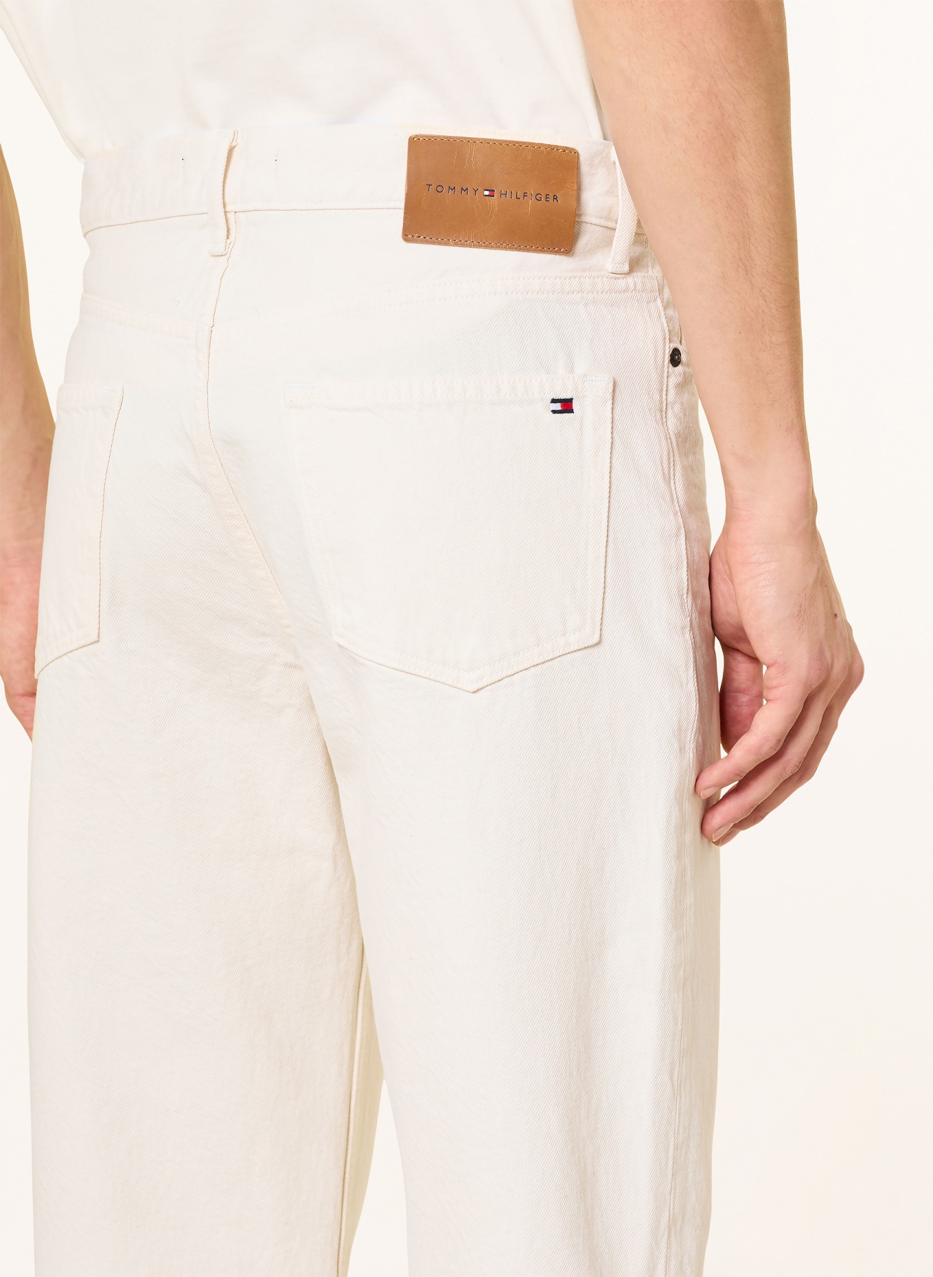 TOMMY HILFIGER RIVER Relaxed Straight Fit Jeans: YBL Ecru