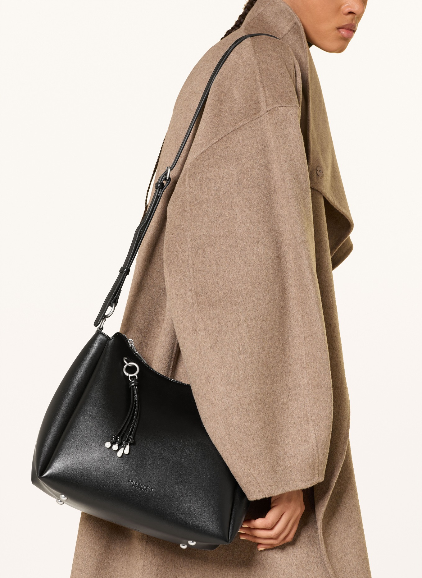 SEIDENFELT Schultertasche SANDVE: SCHWARZ / SILBER