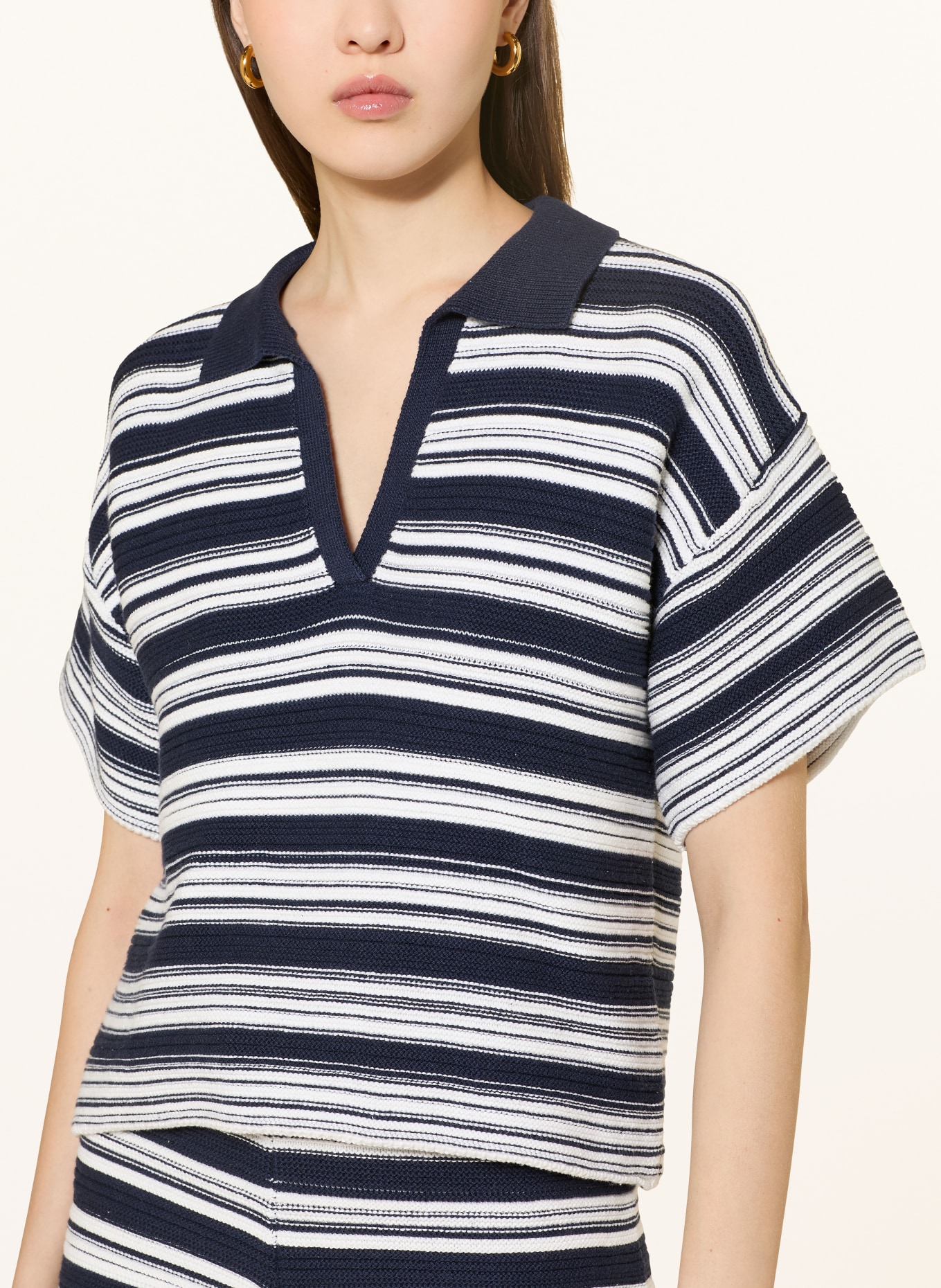 MRS & HUGS Strick-Poloshirt: WEISS / DUNKELBLAU