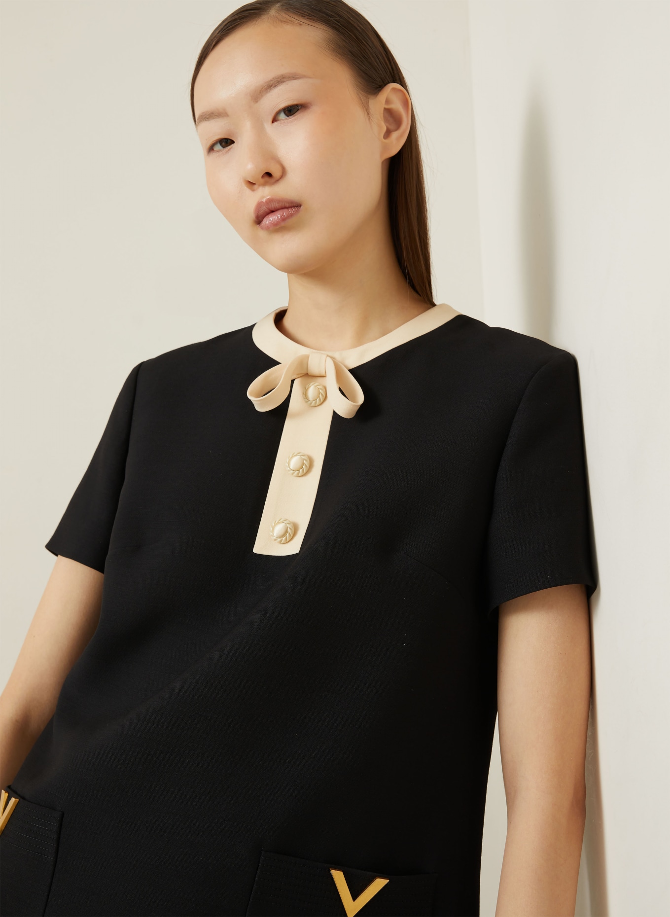 VALENTINO Etuikleid mit Seide: SCHWARZ / GOLD / CREME