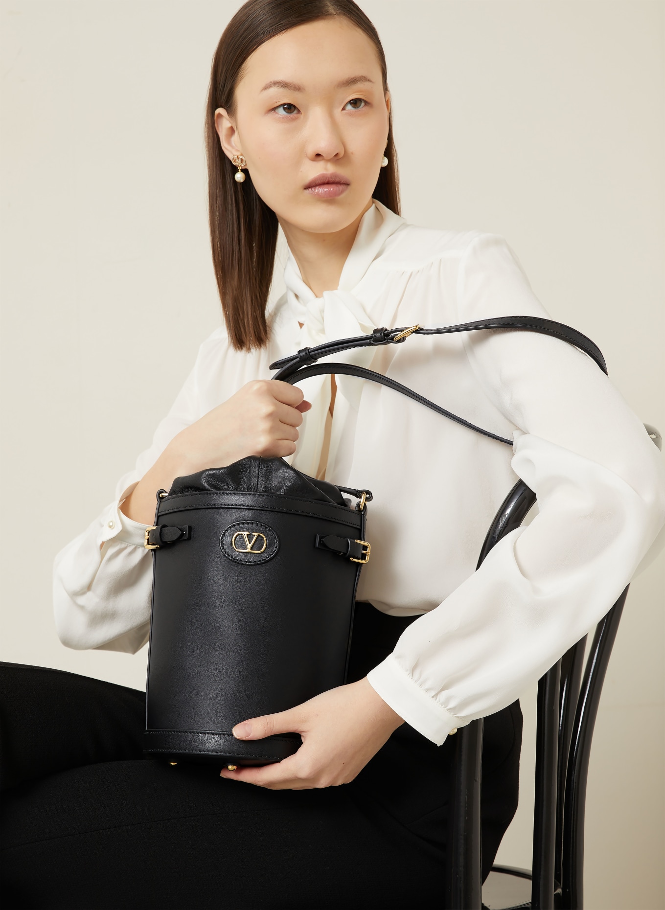 VALENTINO GARAVANI Beuteltasche ANTIBES: SCHWARZ