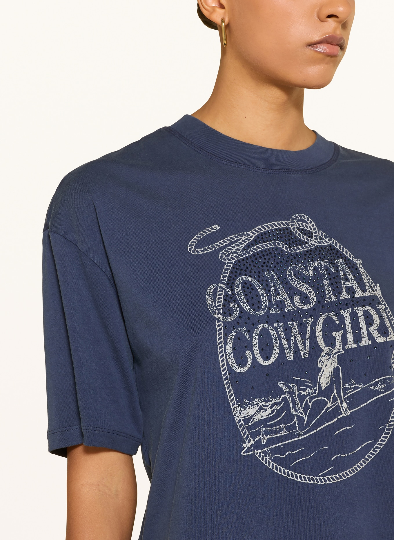 GUESS Tričko COASTAL COWGIRL s ozdobnými kamínky: MODRÁ