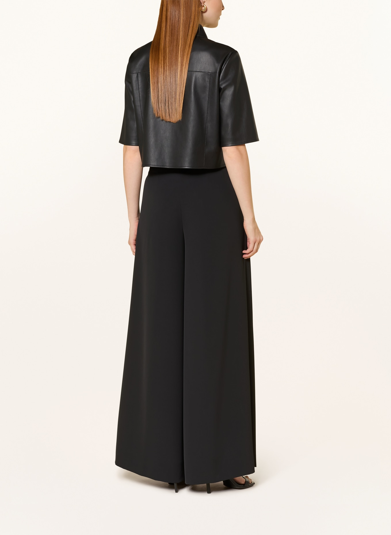 V by Vera Mont Košile v koženém vzhledu: ČERNÁ